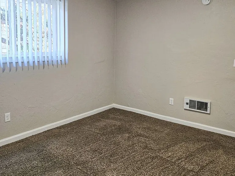 Apartment in West Salem near banks, shopping areas, bus lines, and downtown! ~ Colonial — Photo 33