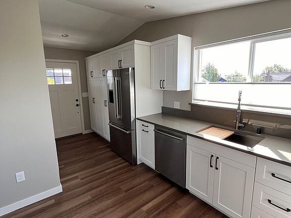 Kitchen & Entry