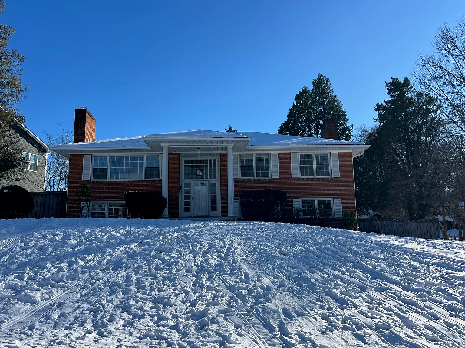 4 bed, 3200 sqft, $5,900 — Photo 2