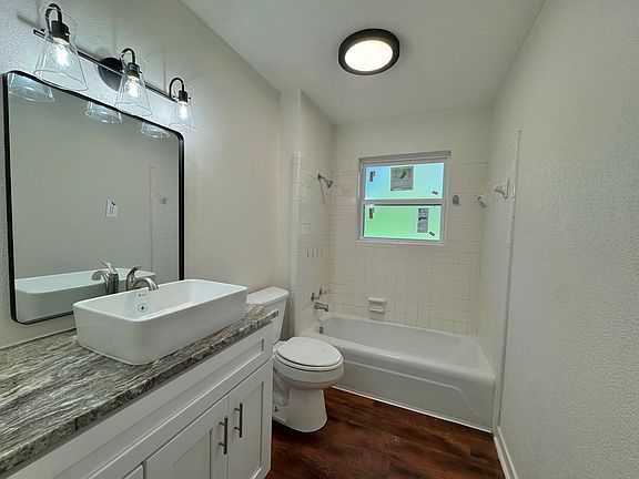 4th image of 5817 Wilshire Dr