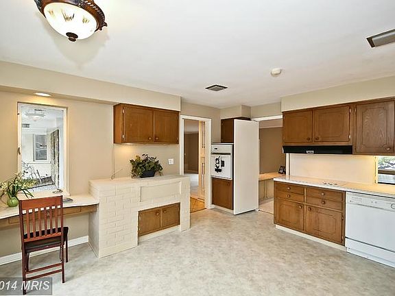 4th image of 9204 Farnsworth Dr