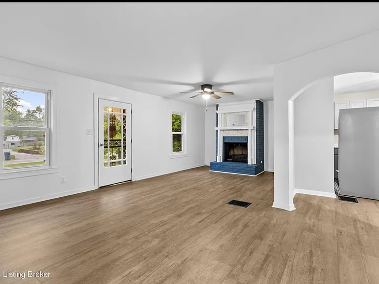 2576 Martin Ave — Photo 4