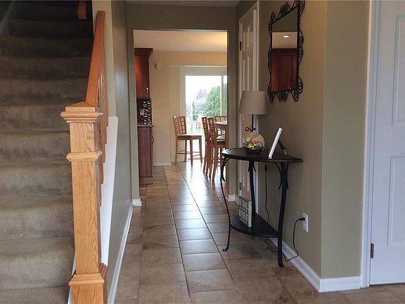 3rd image of 10 Canterbury Trl
