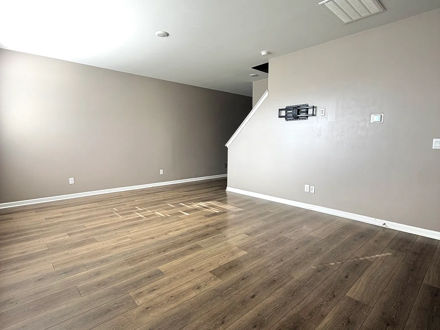 4 bed, 2.5 bath, 1821 sqft, $2,400 — Photo 2
