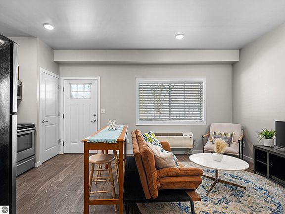 3rd image of 619 E 8th St #10