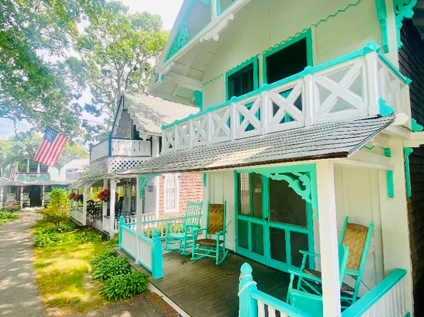 8 Wesleyan Grv, Oak Bluffs, MA 02557