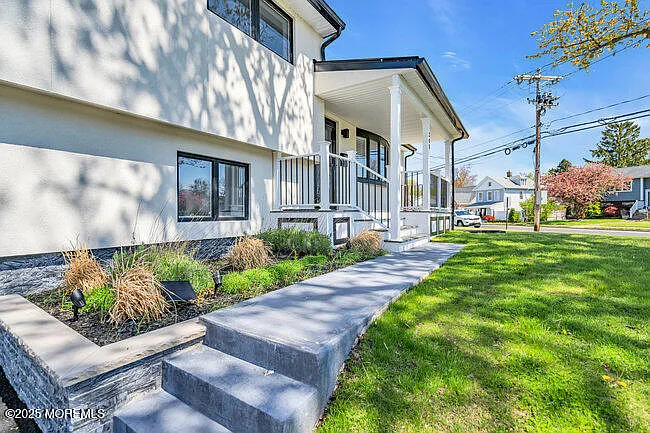 300 10th Ave — Photo 22