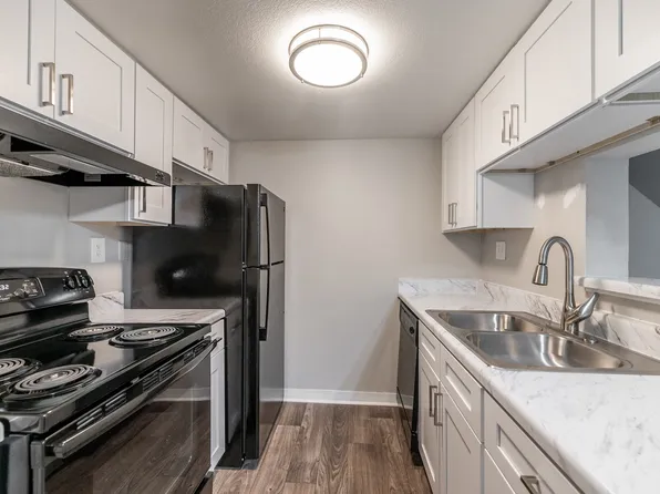 Grove at Stonebrook Apartments and Townhomes