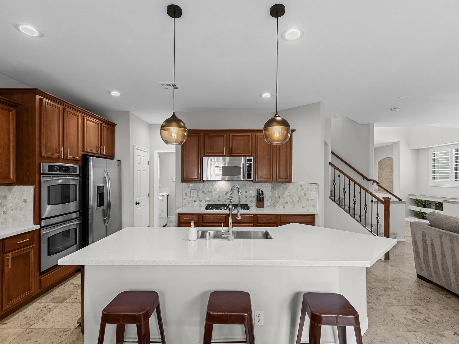 3 bed, 2.5 bath, 2090 sqft, $3,995 — Photo 2