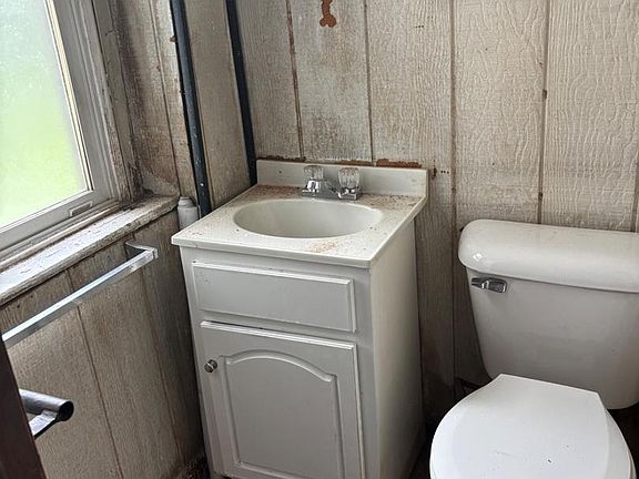 5th image of 1033 E Crease St
