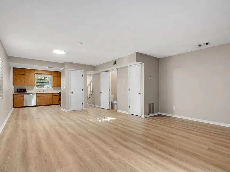 2340 Claremont Ln #B — Photo 4