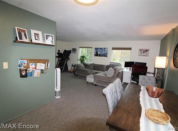 5th image of 744 E Fox Hills Dr