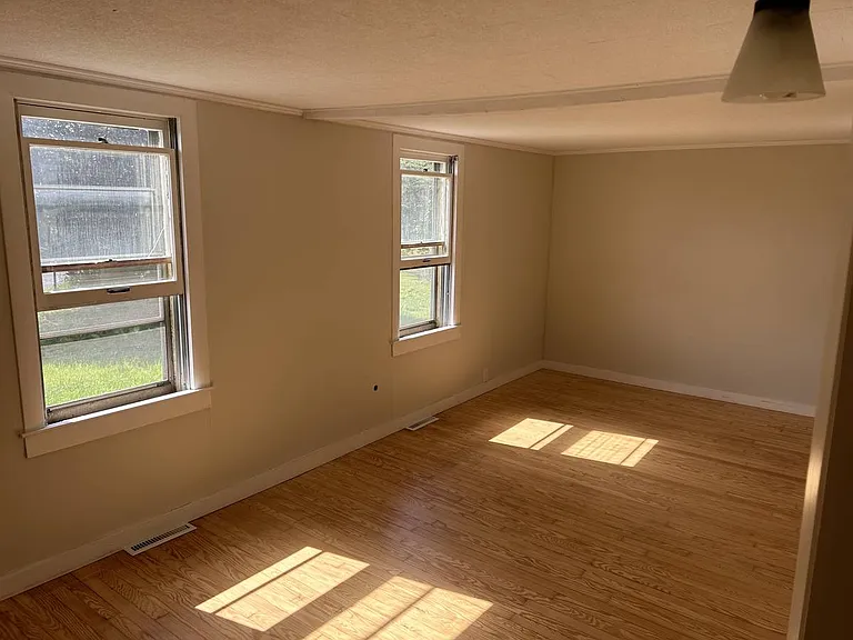 164 N Hatfield Rd — Photo 3