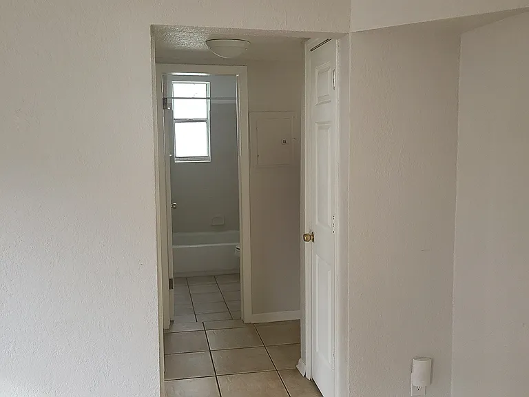 1564 W 14th St — Photo 8
