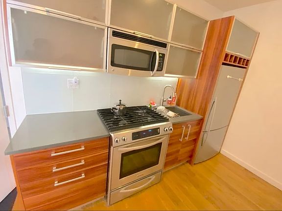 4th image of 687 Driggs Ave APT 3L