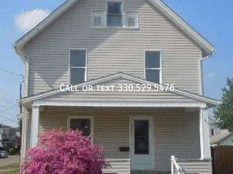 2325 Clyde Pl SW — Photo 1