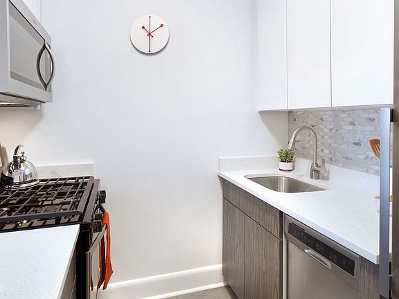 3rd image of 150 E 34th St #2