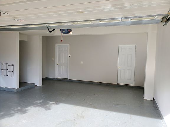 3rd image of 22522 Airmont Woods Ter