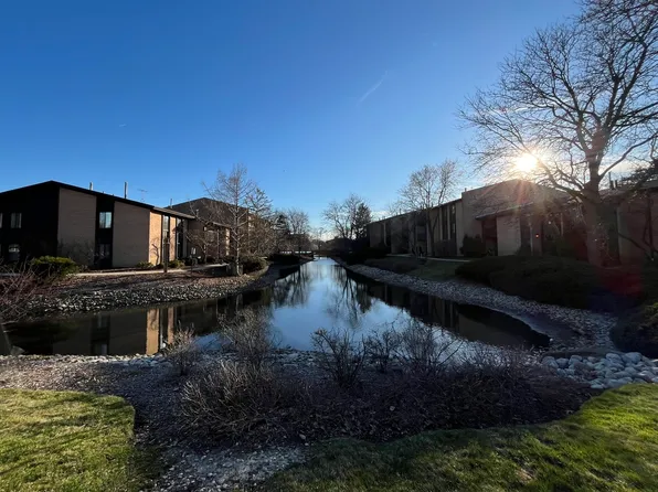 6103 Knoll Valley Dr APT 104, Willowbrook, IL 60527