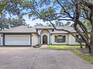 220 Champions Dr, Rockport, TX 78382