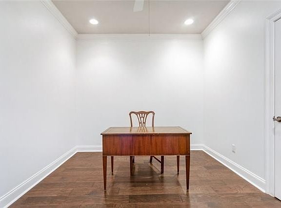 4th image of 140 Saint Charles Ct