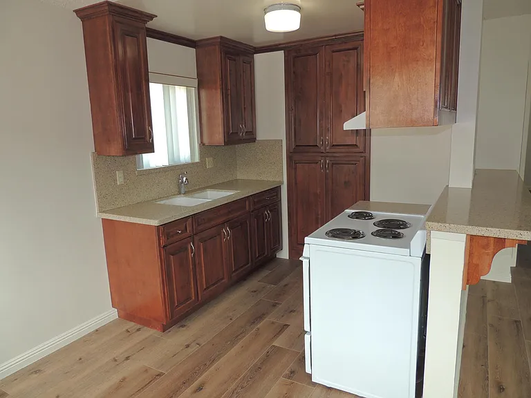 321 Gladys Ave #4 — Photo 2
