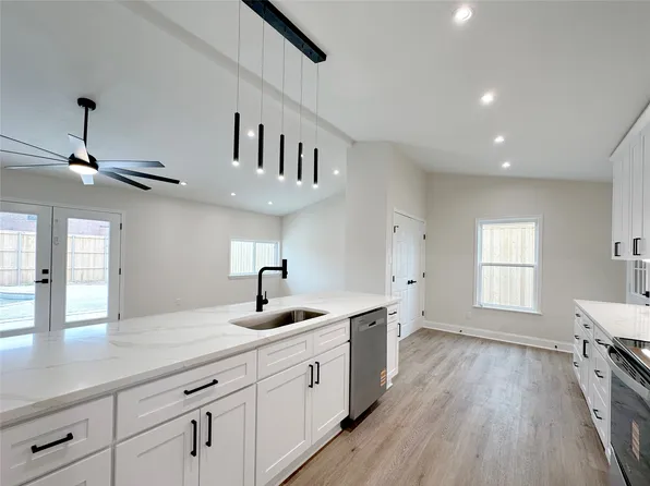 6900 Elliot Ct, The Colony, TX 75056