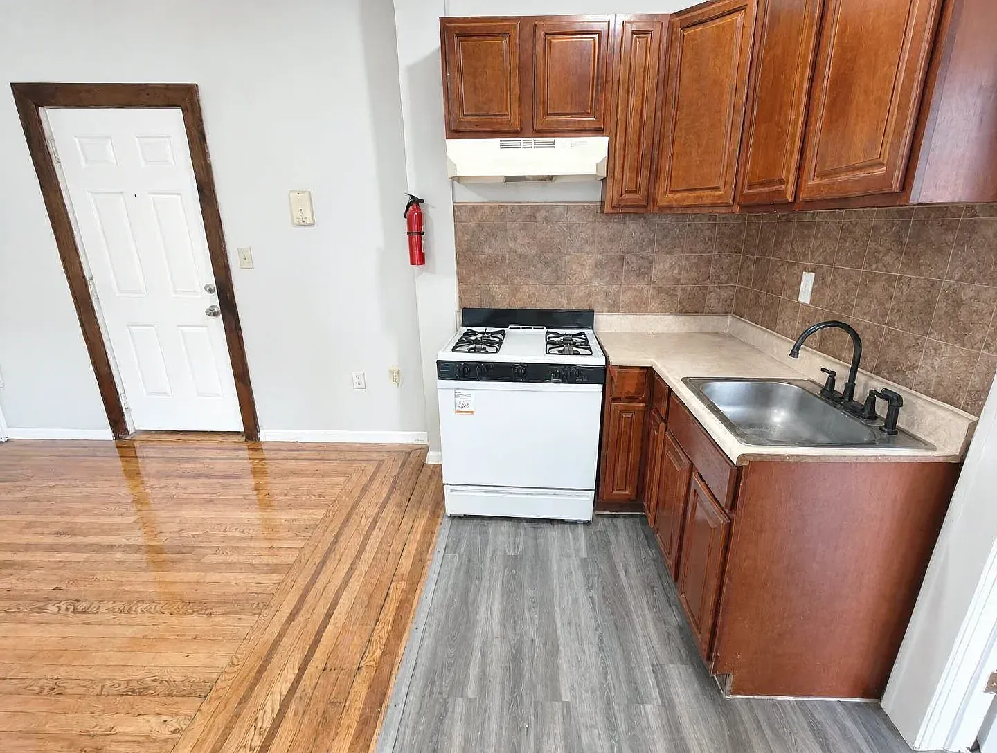 658 Sandrord Ave, Newark — Photo 2