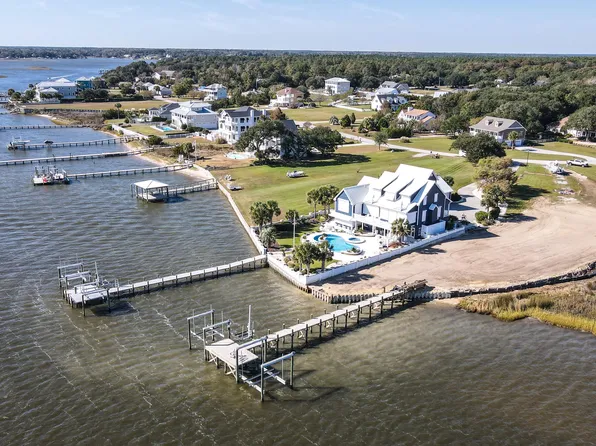 122 John L Hurst Drive, Swansboro, NC 28584
