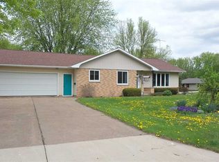 104 W Cedar St, Abbotsford, WI 54405