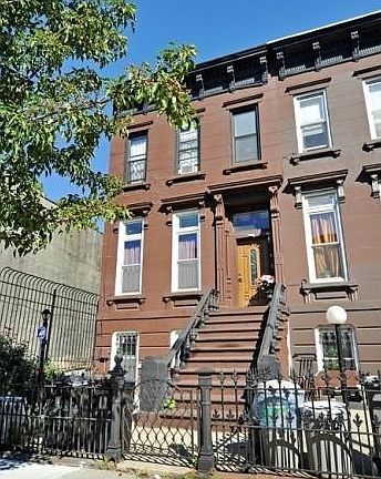 2nd image of 365A Quincy St #A