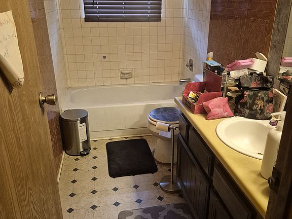 3rd image of 505 W Locust St