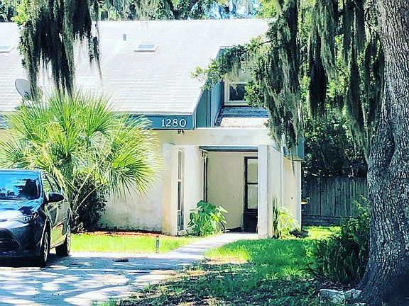 beautiful end unit lot with large oaks