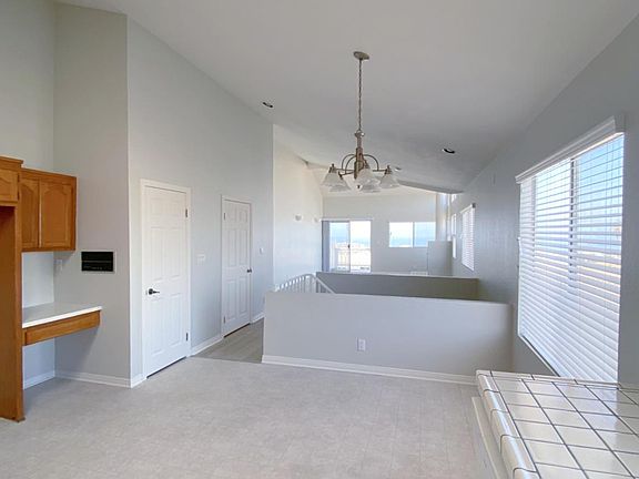 3rd image of 20 Meyer Ct