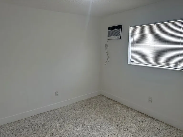 1252 NW 5th St — Photo 9