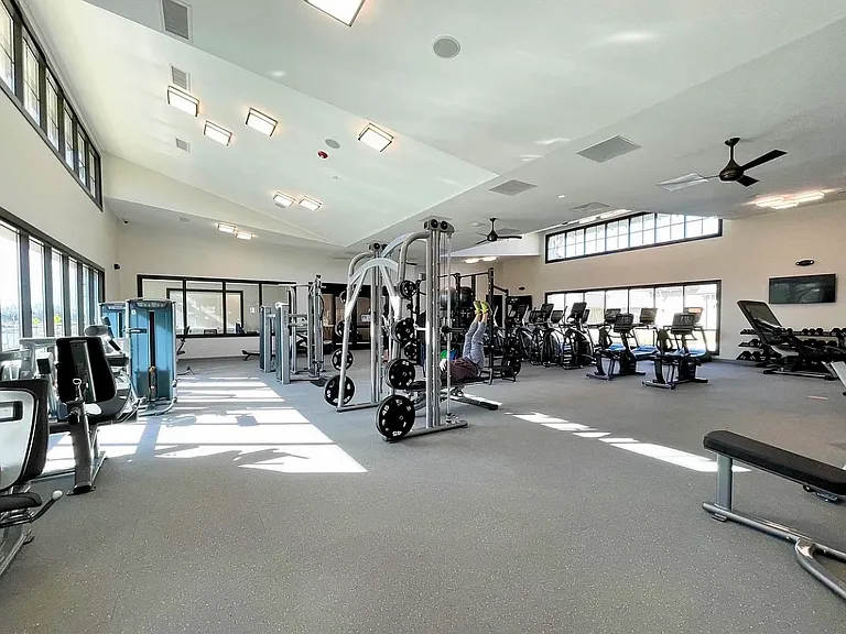 3670 Carriage Hill Dr — Photo 32