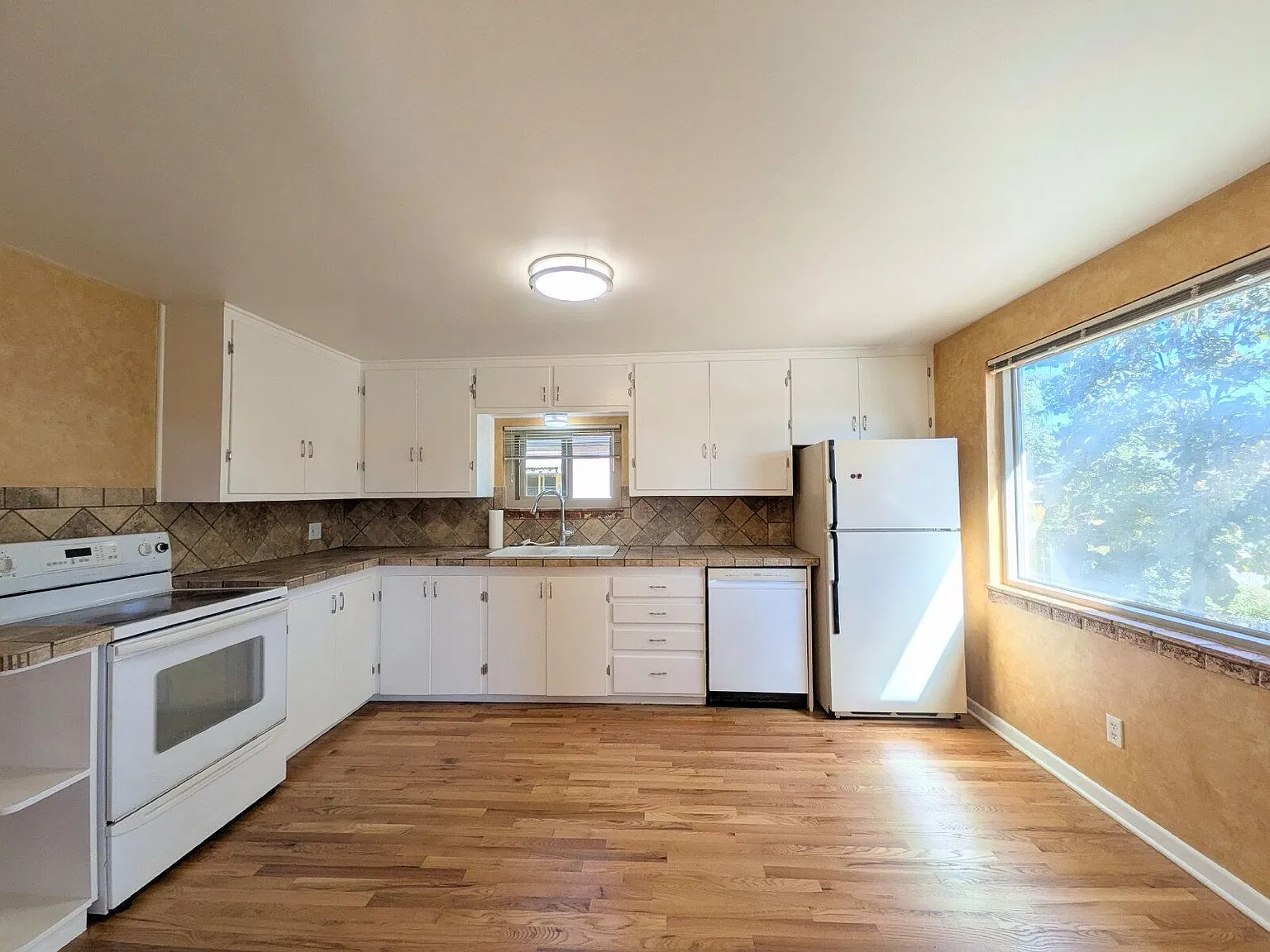 4 bed, 2.0 bath, 1716 sqft, $2,995 — Photo 3
