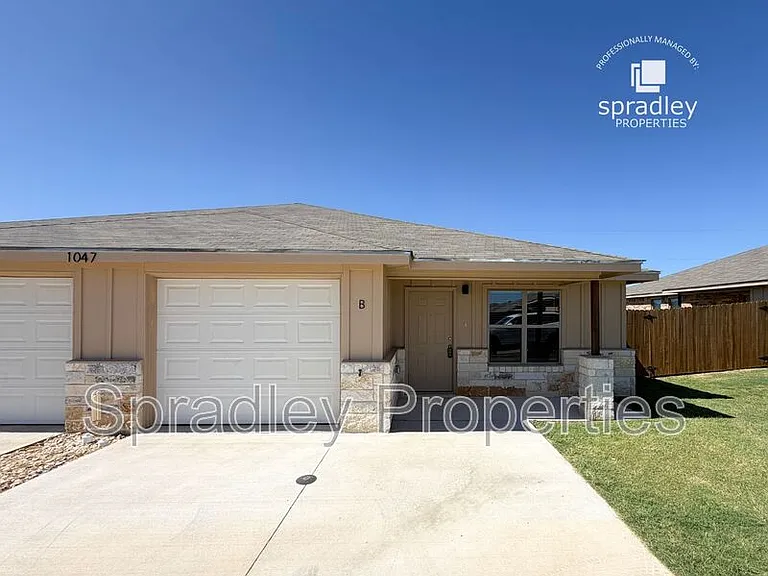 1047B Edwards Dr — Photo 1