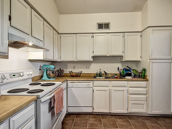 3rd image of 624 N Santa Barbara APT 6