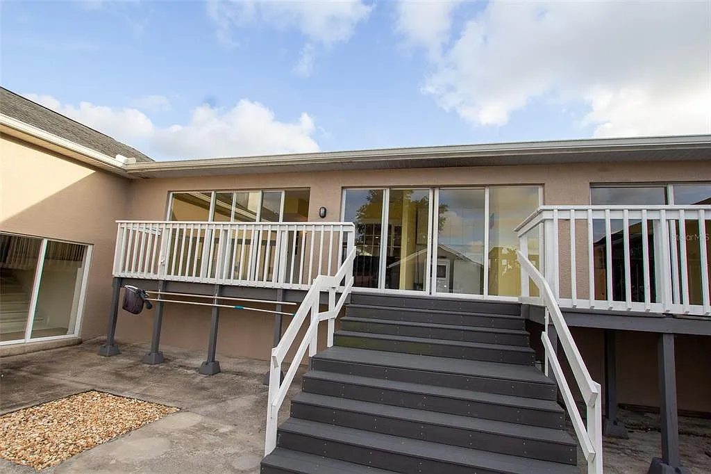 3 bed, 2.0 bath, 2125 sqft, $1,095 — Photo 2