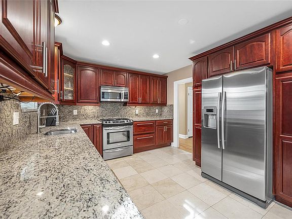 4th image of 15 Ladue Crest Ln