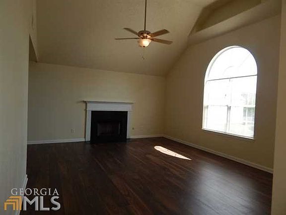 LARGE LIVING ROOM