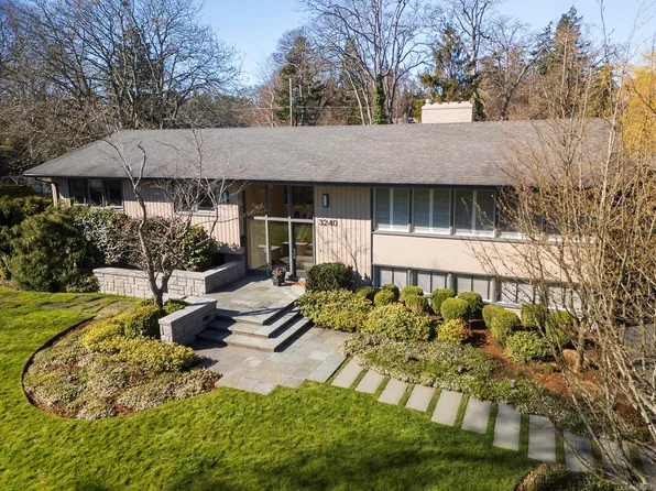 3240 Beach Dr, Oak Bay, BC V8R 6L8