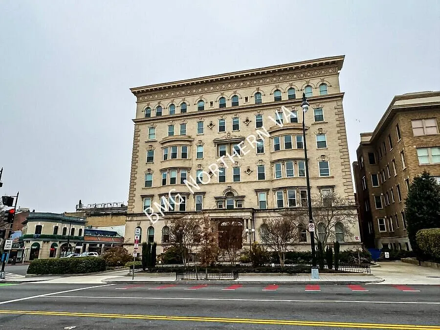 Contemporary 1 Bed 1 Bath Condo In A Classic Beaux Arts Residence In Historic Old City - Water In... — Photo 2