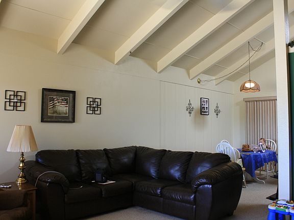 Living room/ dining area