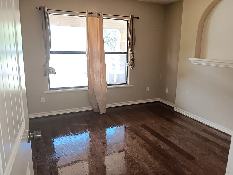 412 W Van Week St — Photo 21