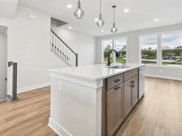 10585 Red Oak St, Fairfax, VA 22030