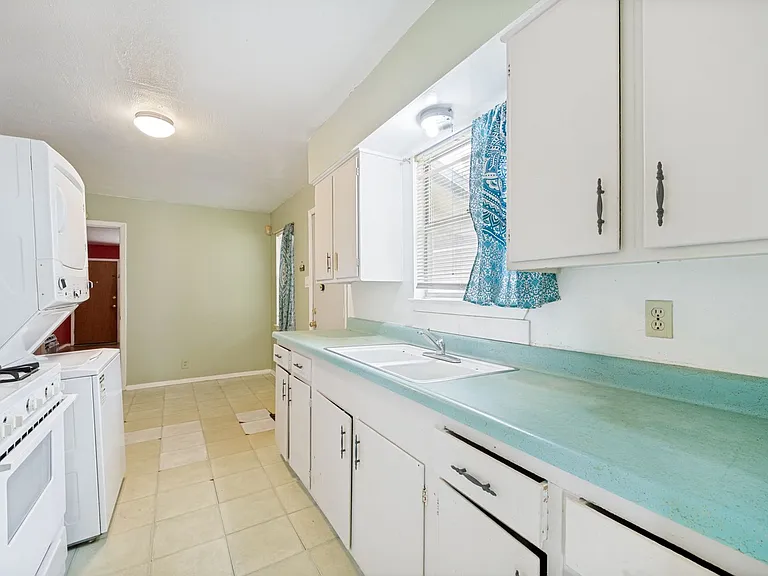 1431 Aransas Ave — Photo 14