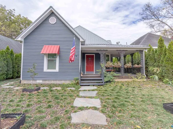 806 Blount Ave, Guntersville, AL 35976