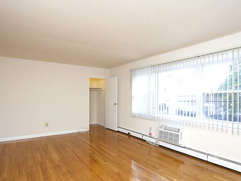 Country Club Apartments — Photo 16